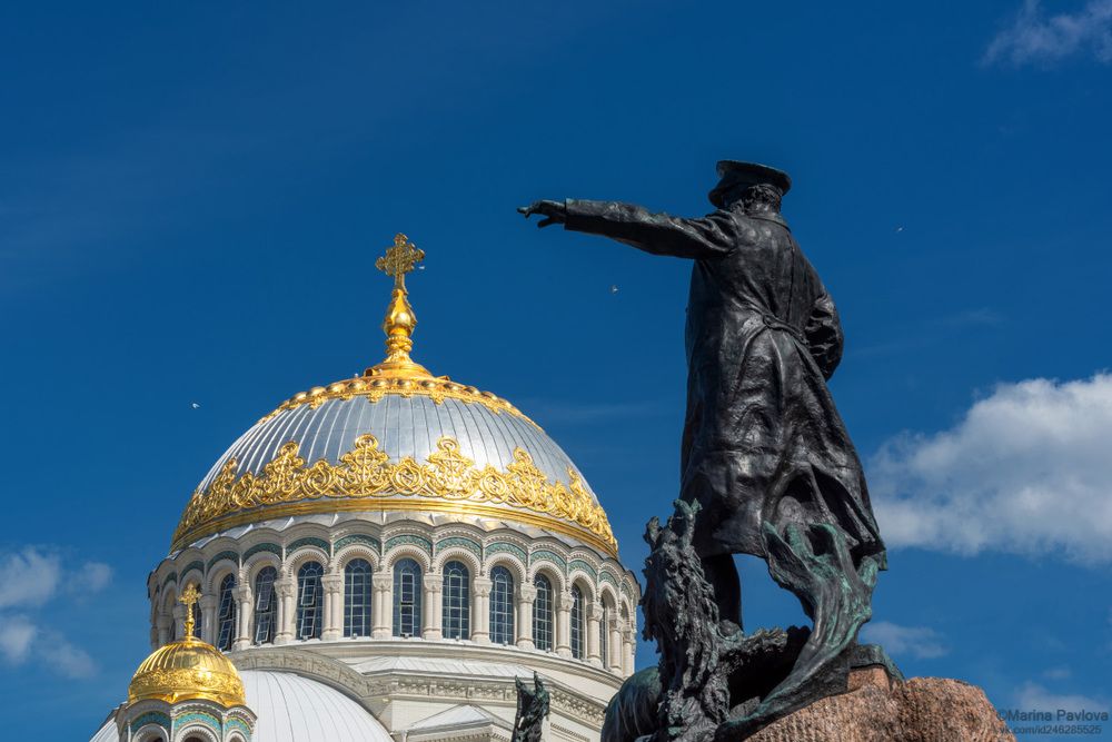 Купол Морского собора и памятник адмиралу С. О. Макарову