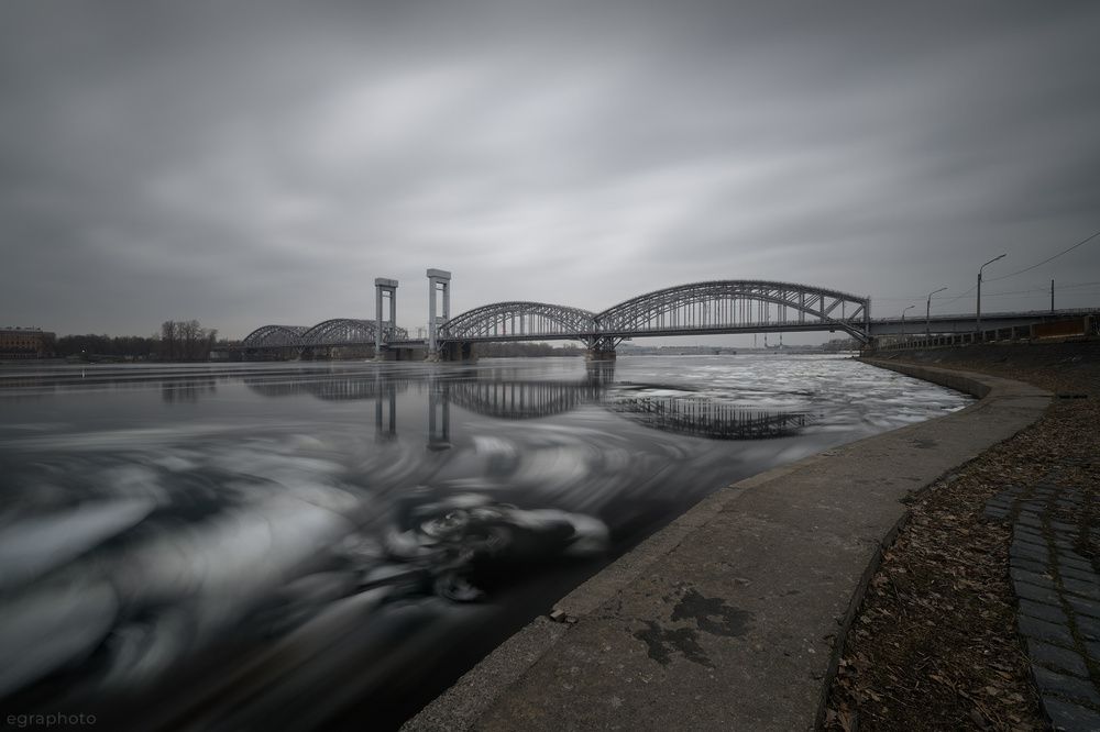 Финляндский железнодорожный мост и невский ледоход