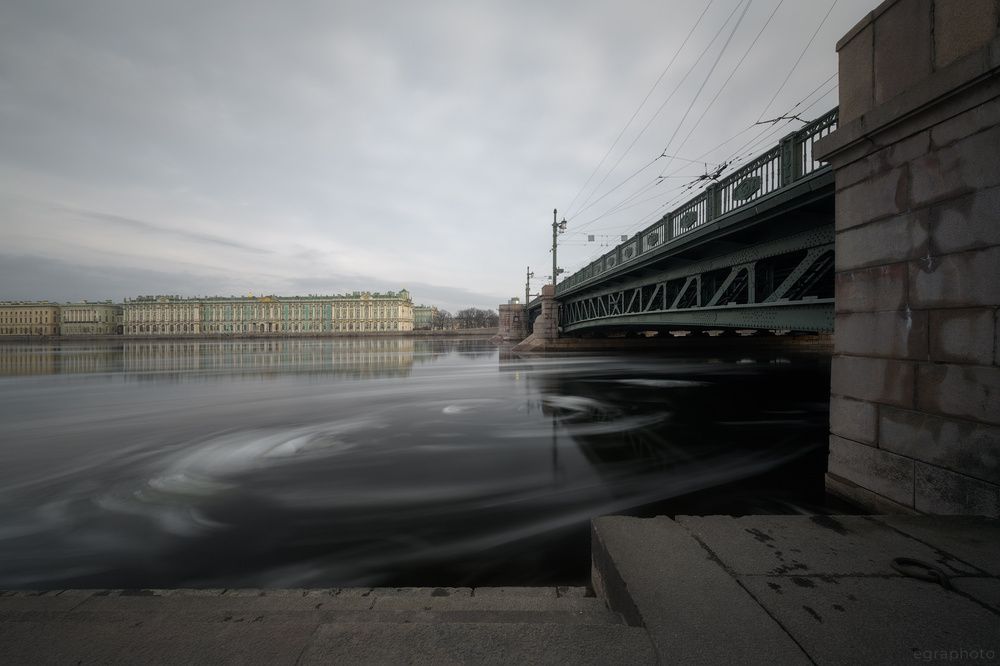 4 ракурса на невский ледоход у Дворцового моста