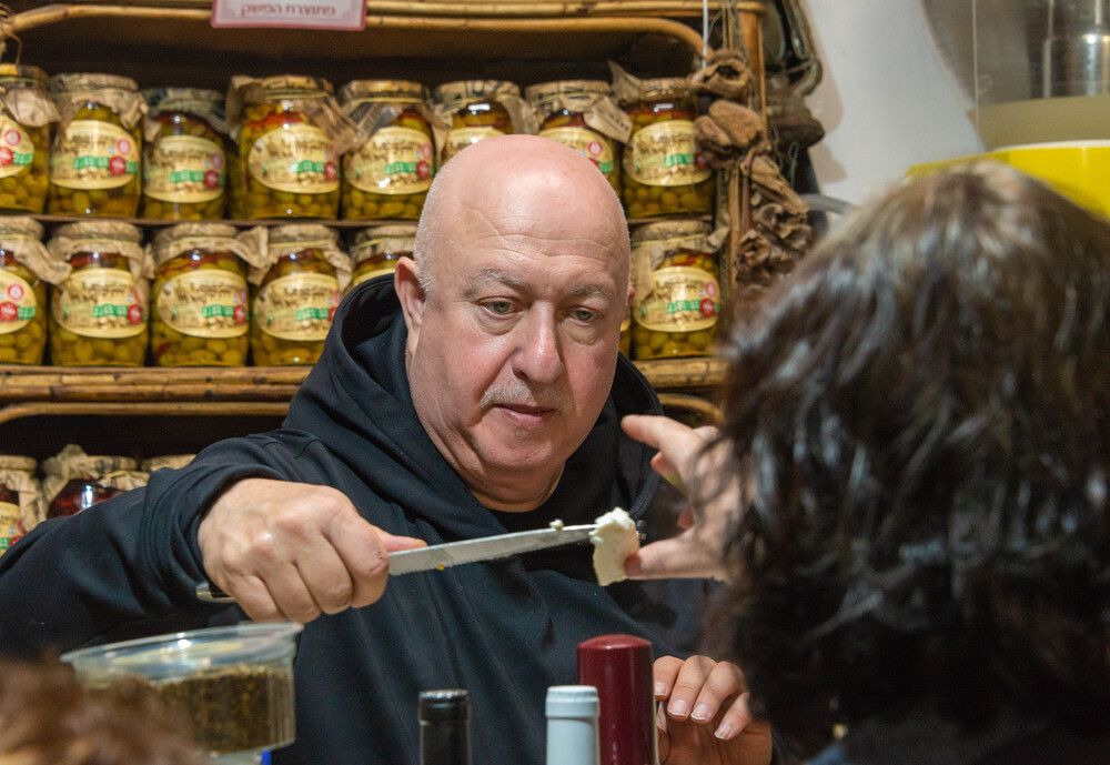 Продавец сыра