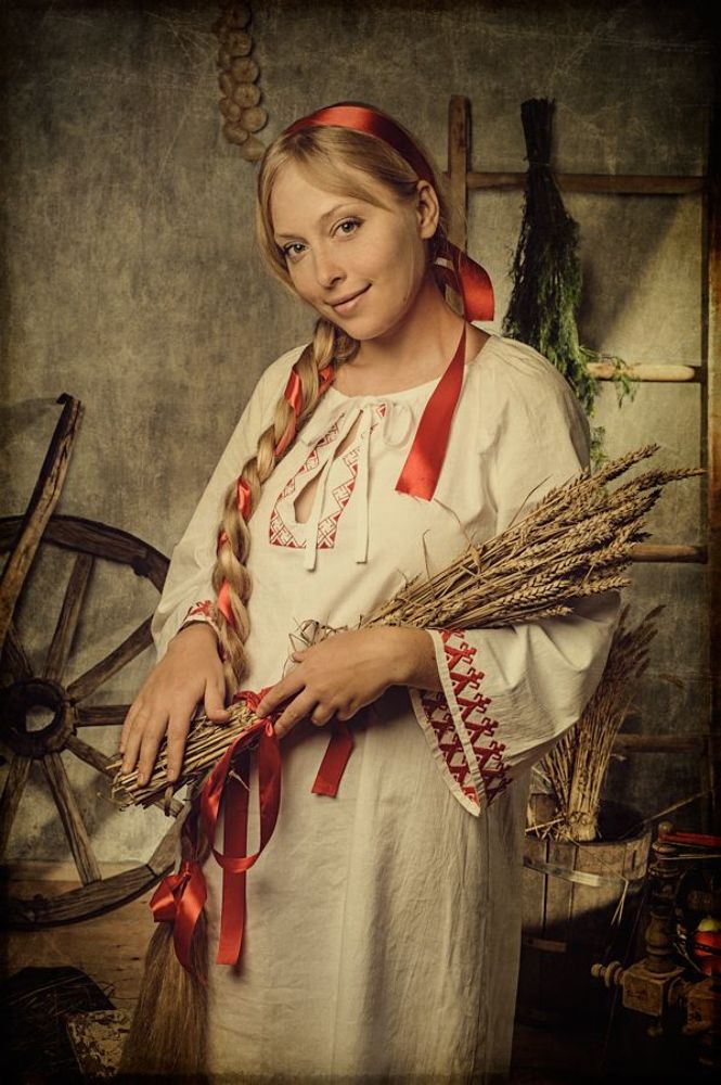 Девушка краса - русая коса.