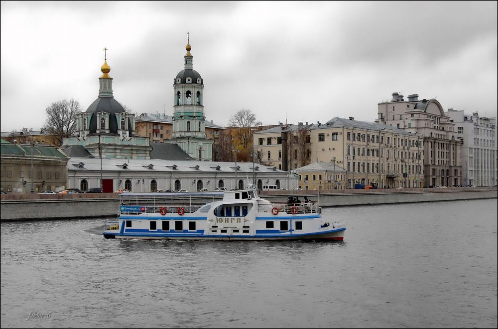 по Москве реке..