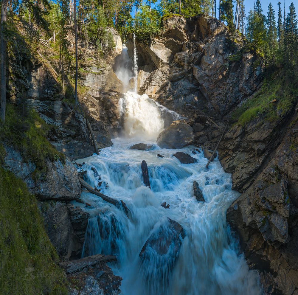 Водопад в горах Кавказа