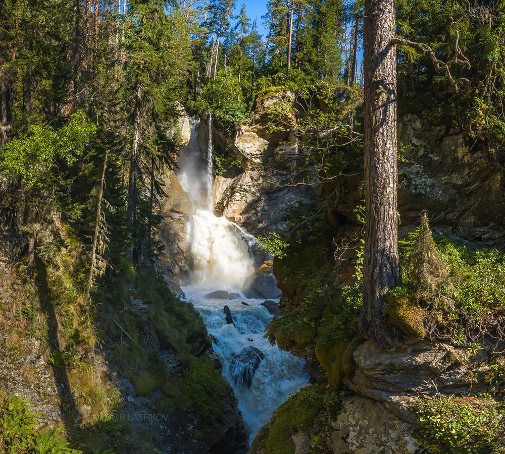 Водопад в горах Кавказа