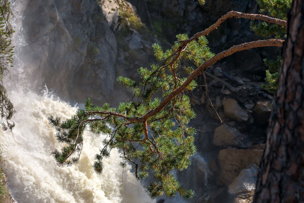 Водопад в горах Кавказа