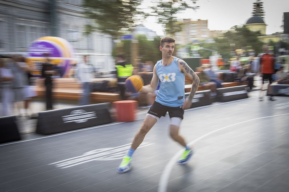 Street Basket. Canon r6m2 + Canon 70-200/2.8L II + Canon 16-36/2.8L