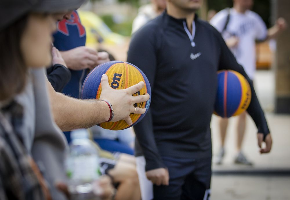Street Basket. Canon r6m2 + Canon 70-200/2.8L II + Canon 16-36/2.8L