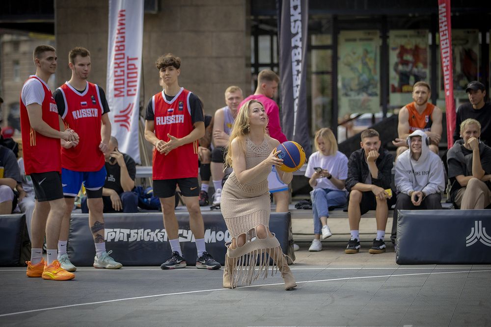 Street Basket. Canon r6m2 + Canon 70-200/2.8L II + Canon 16-36/2.8L