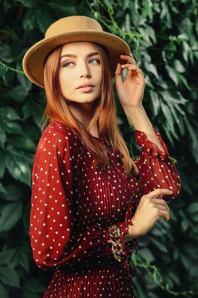 в кустах дама