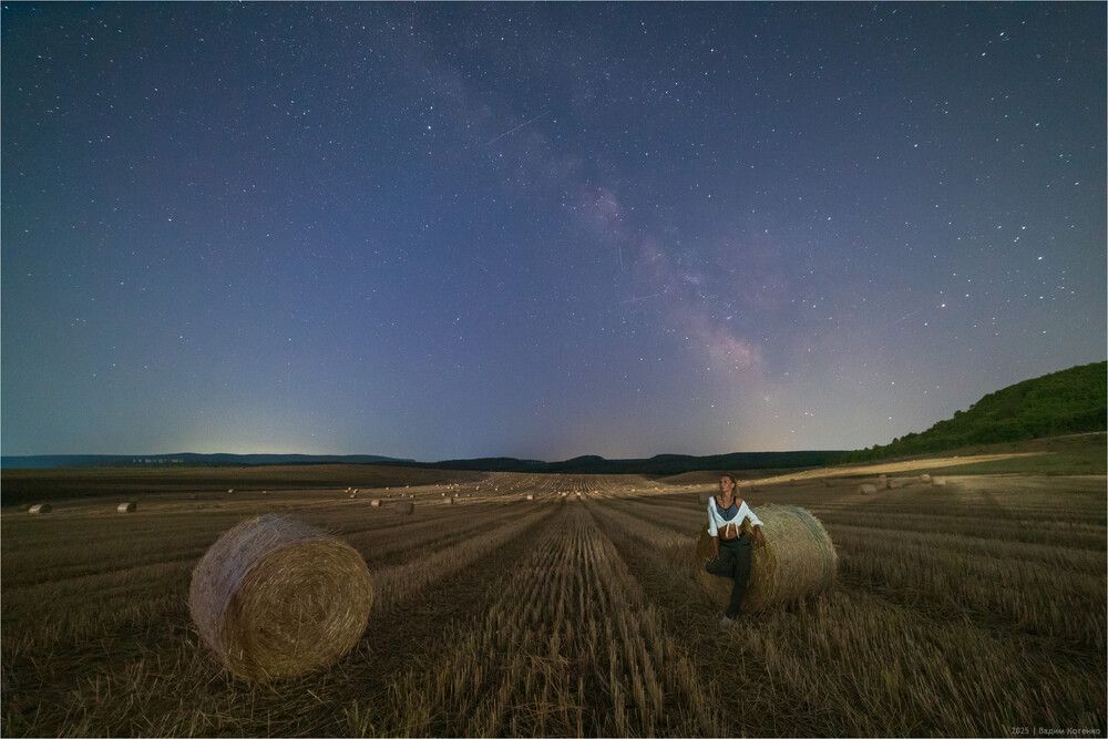 Крым, июль 2025. Мне позирует наша дорогая коллега Елена Пахалюк