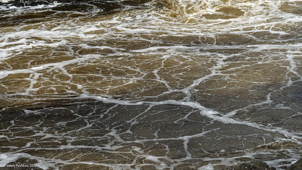 01 Воды реки после Большого Курейского водопада надолго насыщены воздухом&hellip;