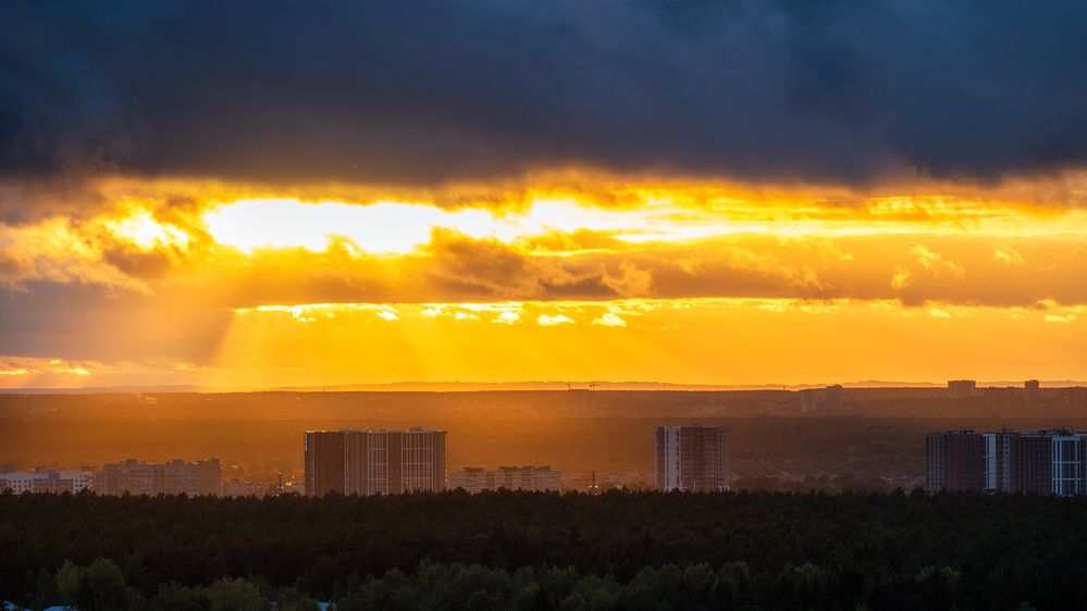 Закат и восход луны над Пермью