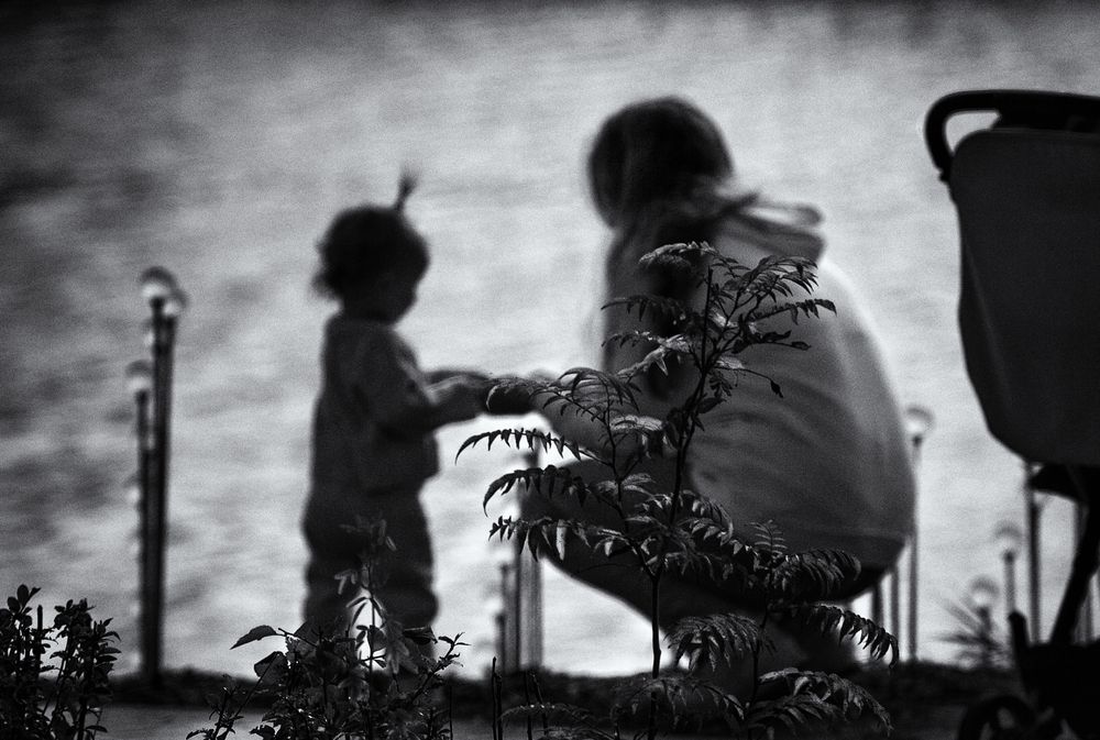 black and white photos,children and the city
