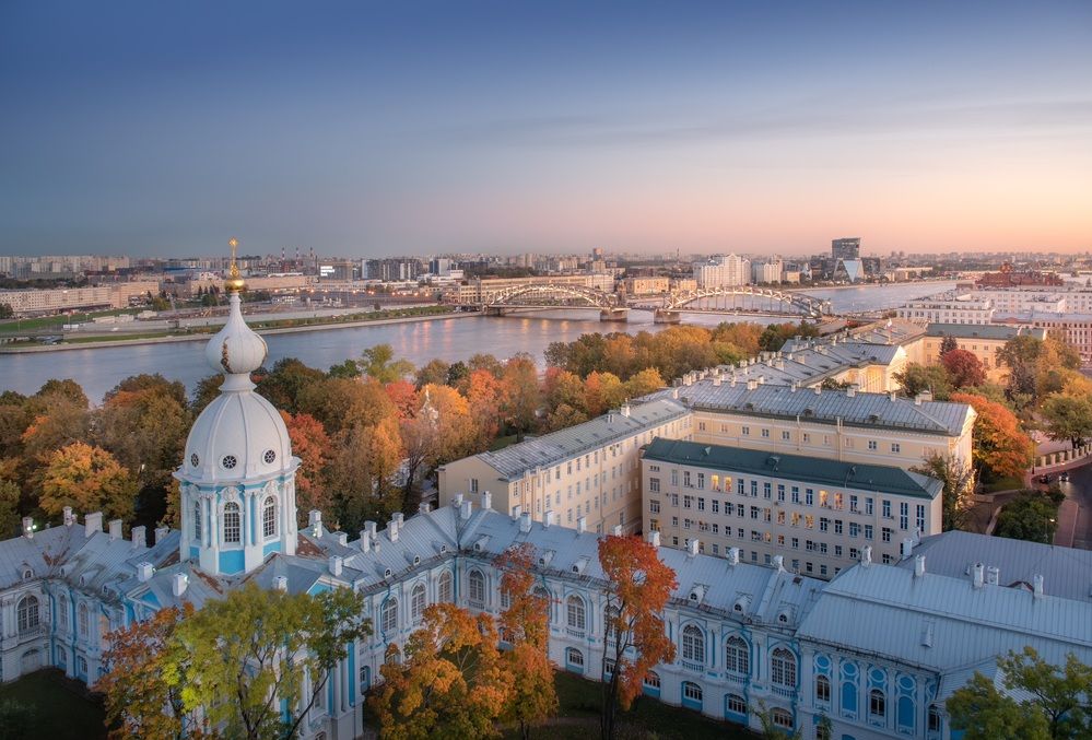 Вид на осенний Петербург со звонницы Смольного собора.