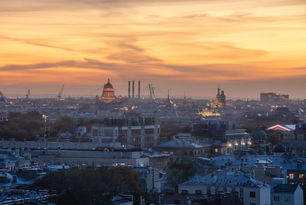 Вид на осенний Петербург со звонницы Смольного собора.