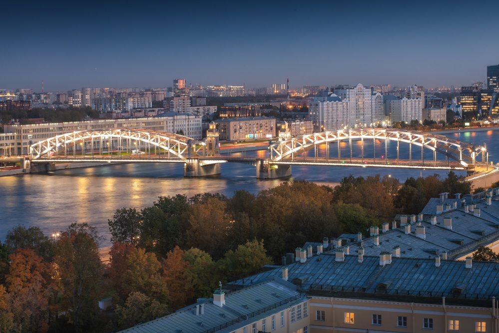 Вид на осенний Петербург со звонницы Смольного собора.