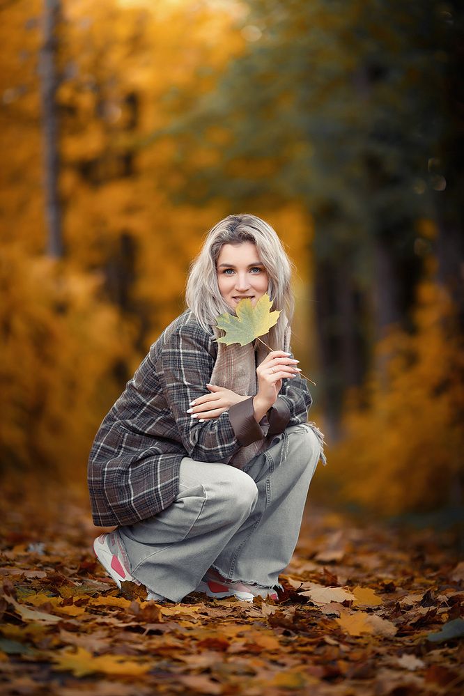 На ковре из жёлтых листьев...