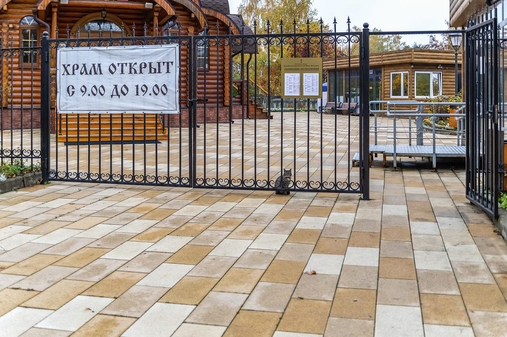 За церковными воротами