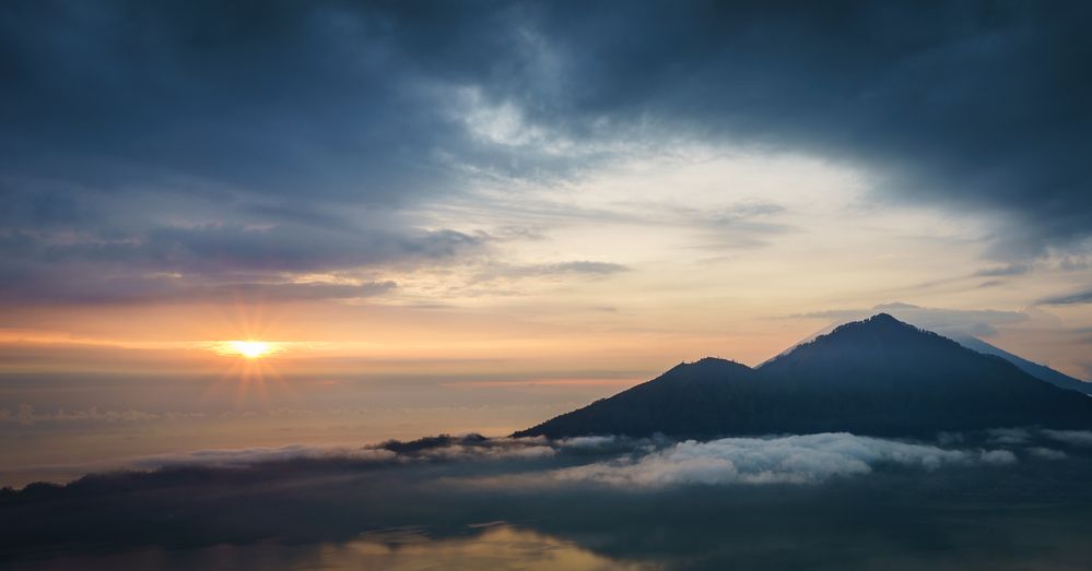 Рассвет с видом на Gunung Abang
