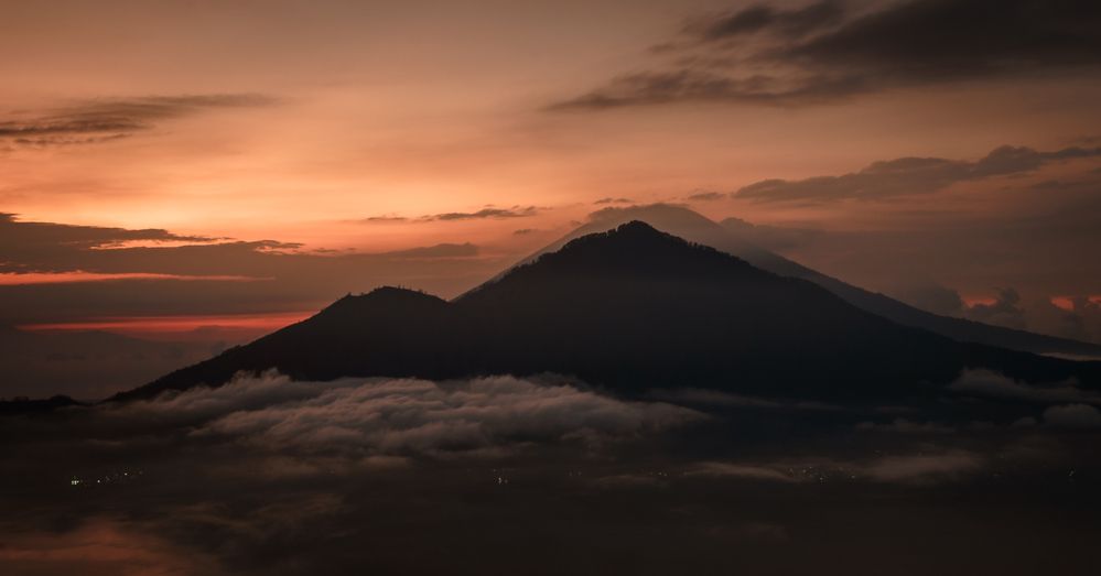 Рассвет с видом на Gunung Abang