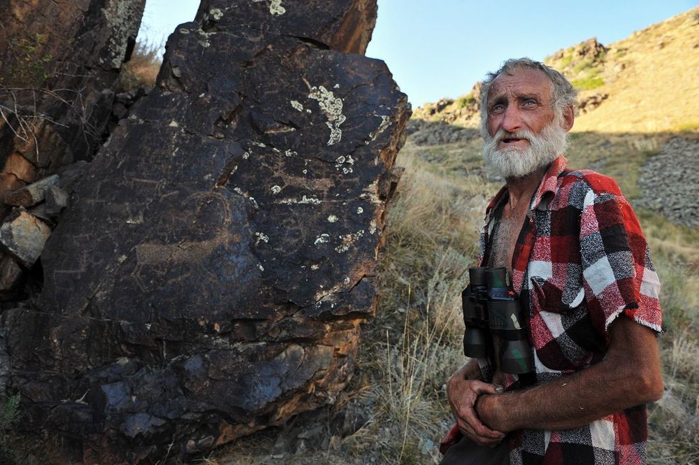 все окрестные скалы в изобилии покрыты рисунками. Исследователи не раз наведывались к нему в гости получше изучить эти петроглифы.