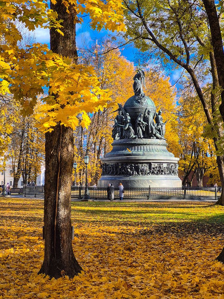 В Великом золотая осень