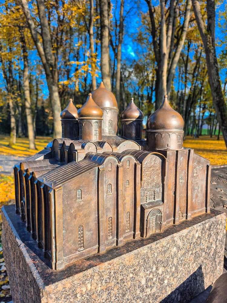 В Великом золотая осень