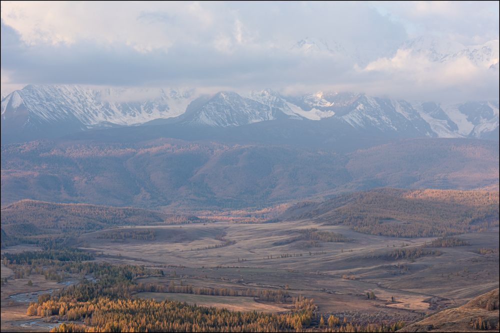 Осеннее утро хребта в облаках