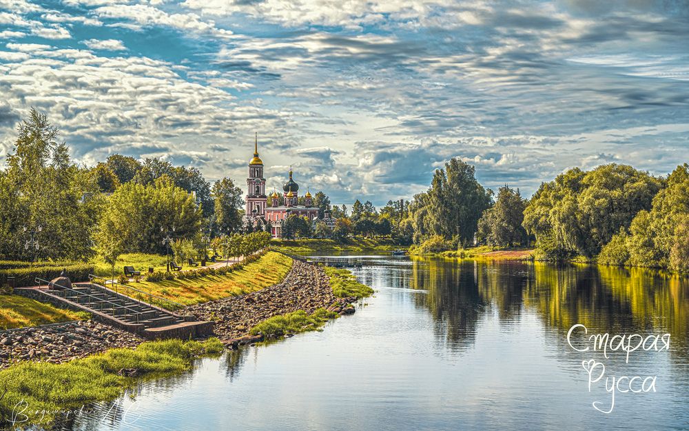 Полисть с видом на Воскресенский собор.