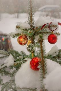 Новогодние игрушки ель снег новый год