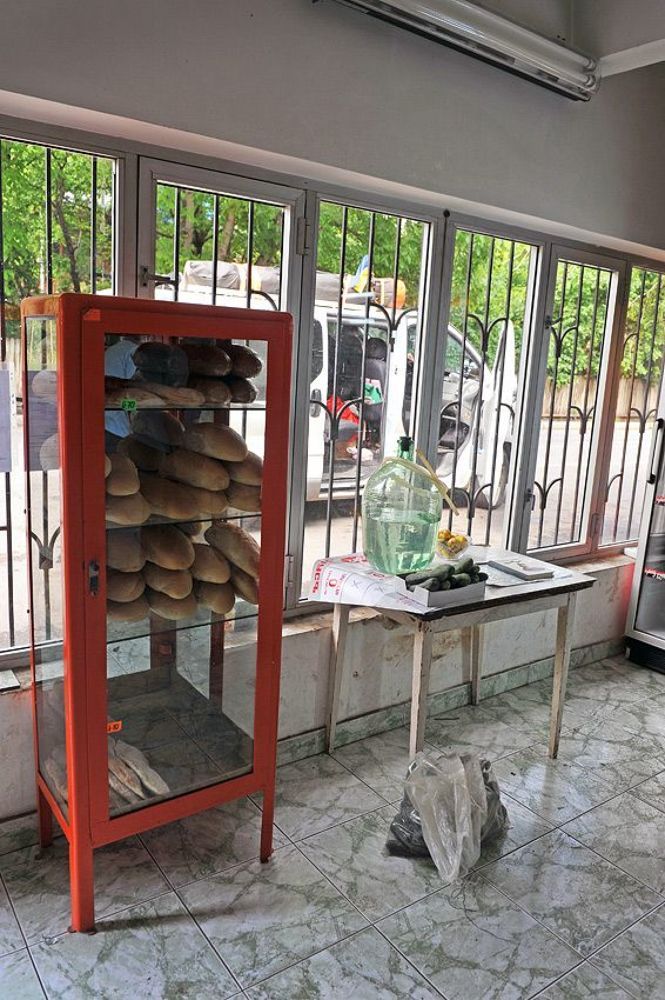 Обычный продуктовый магазин, на столе бутыль с чачей, пробуй-покупай! Такая же картина встретилась и на заправке "Лукойл", с одной стороны бензин, с другой вино... )