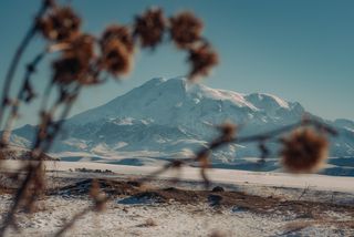 Вид на Эльбрус. Перевал Гум-Баши (2144 м) находится в Карачаево-Черкесии неподалеку от поселка Верхняя Мара.
