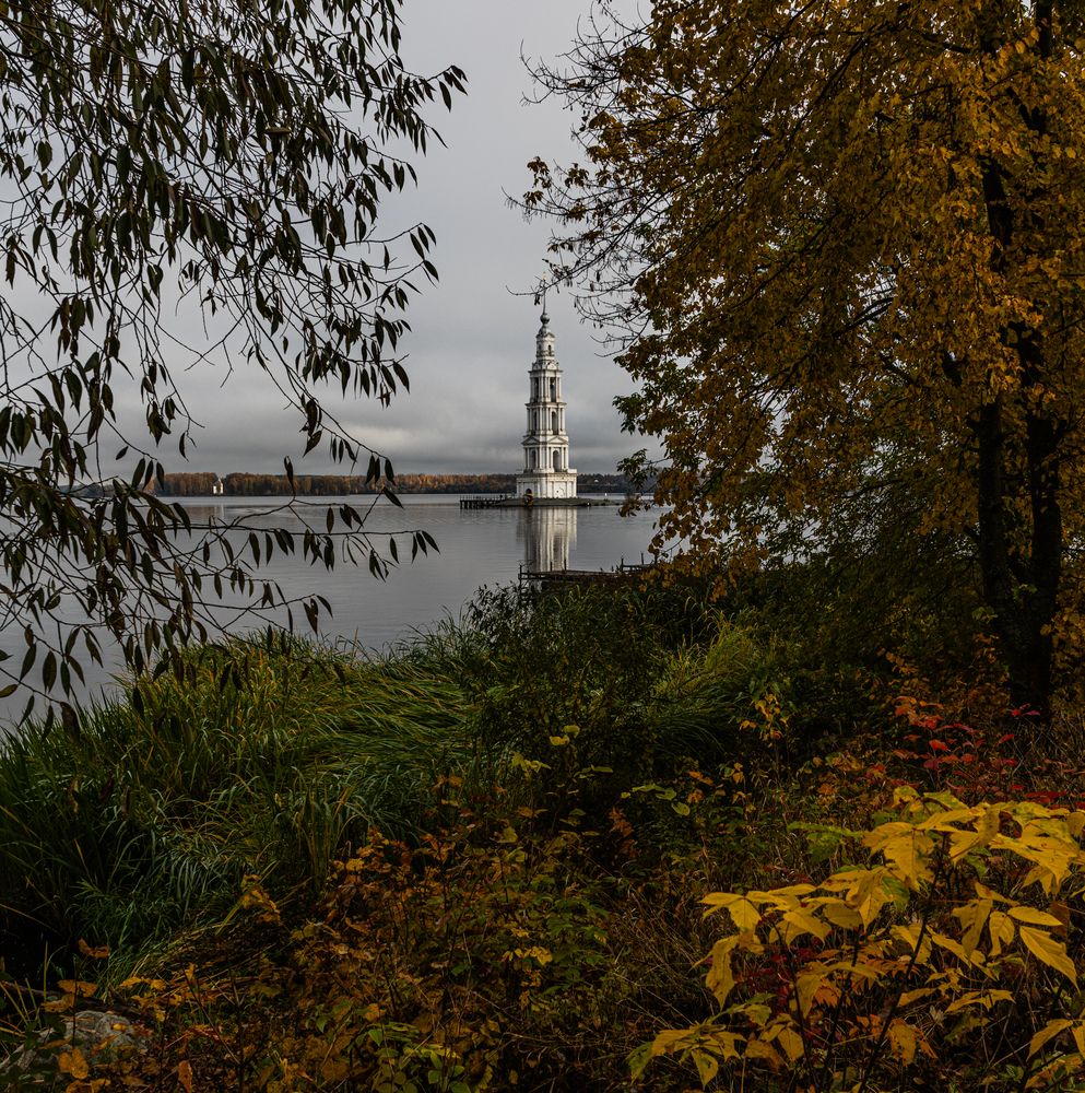 Прогулка у колокольни в Калязине