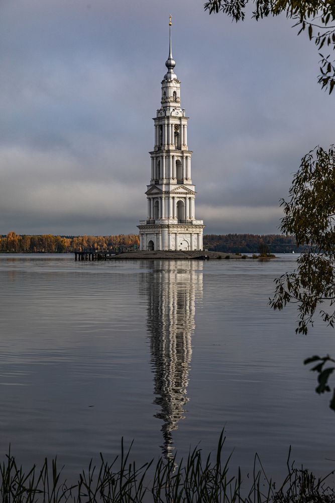Прогулка у колокольни в Калязине