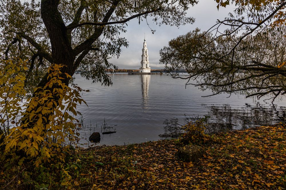 Прогулка у колокольни в Калязине