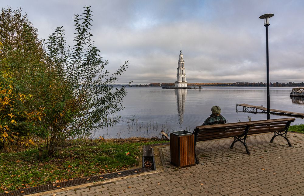 Прогулка у колокольни в Калязине