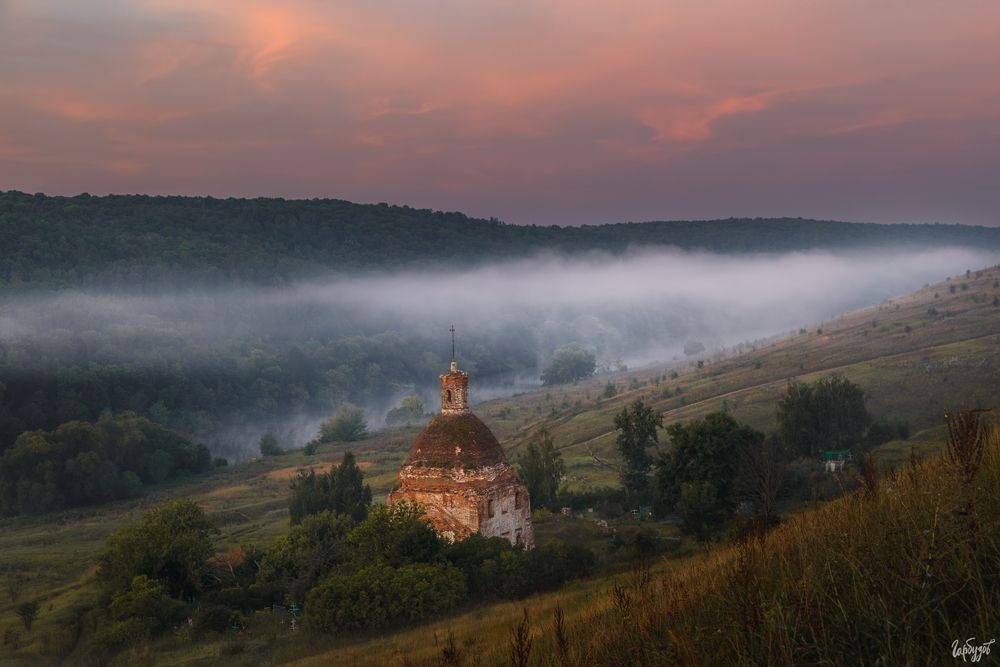 Рассвет у храма Михаила Архангела. Тульская область.