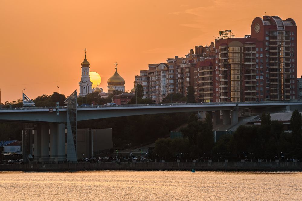 Закат сквозь густую дымку города