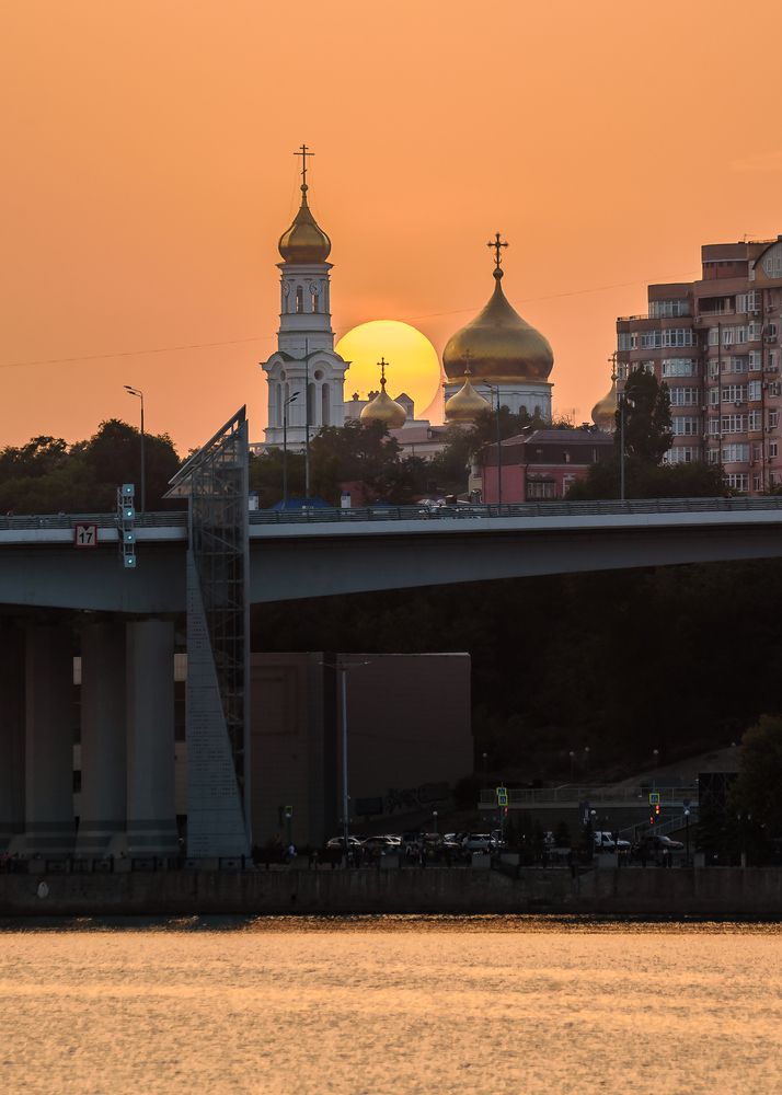 Закат сквозь густую дымку города