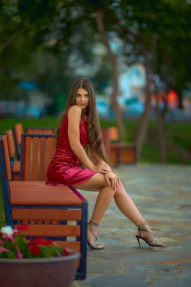 Девушка в красном