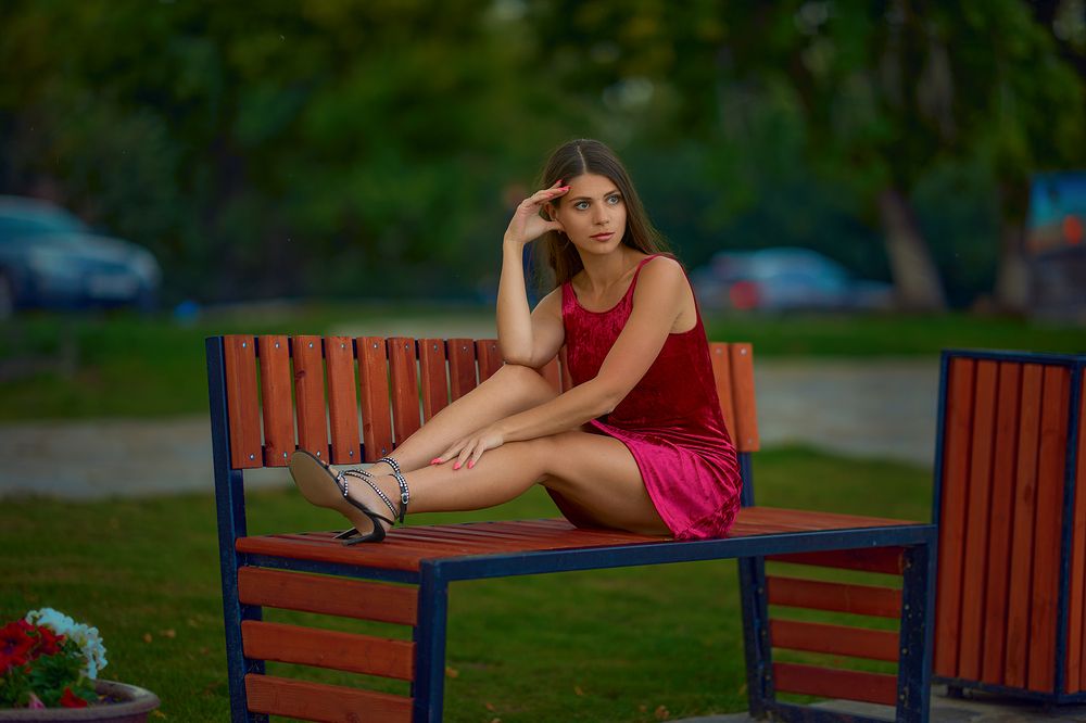 Девушка в красном