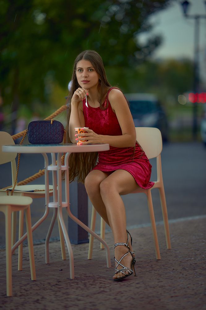 Девушка в красном