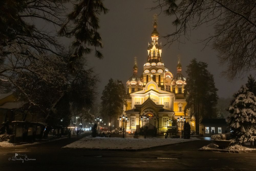 Один зимний вечер из жизни Вознесенского собора, окутанного тёплым светом...