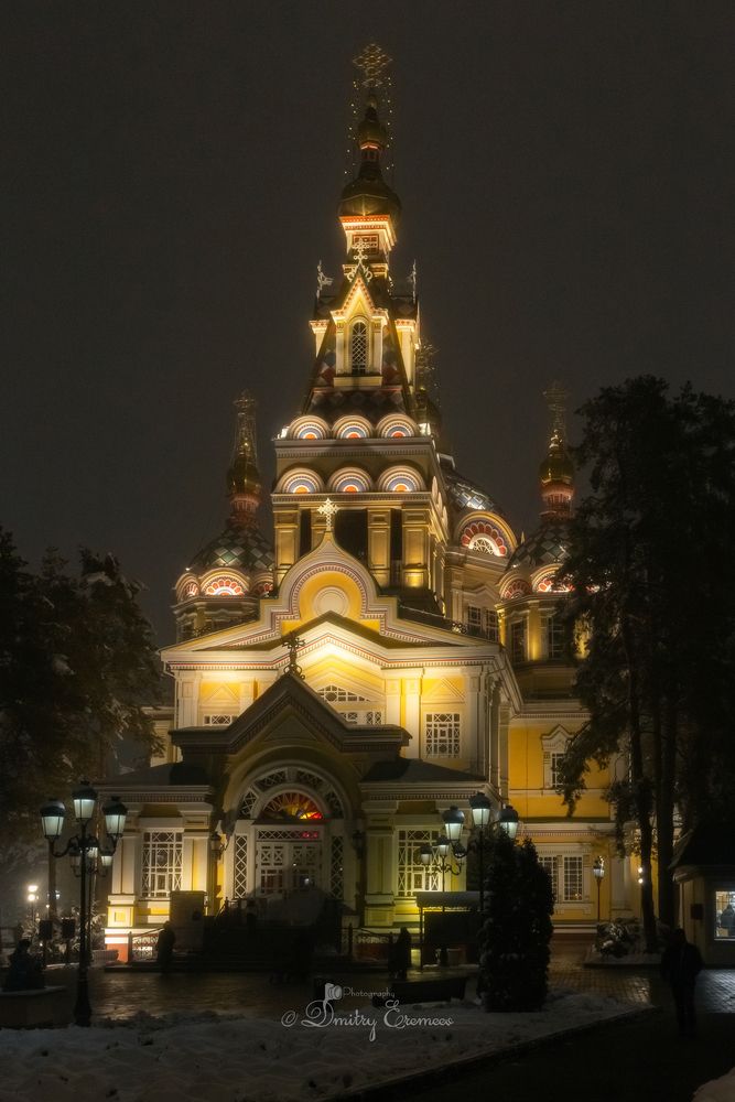 Один зимний вечер из жизни Вознесенского собора, окутанного тёплым светом...