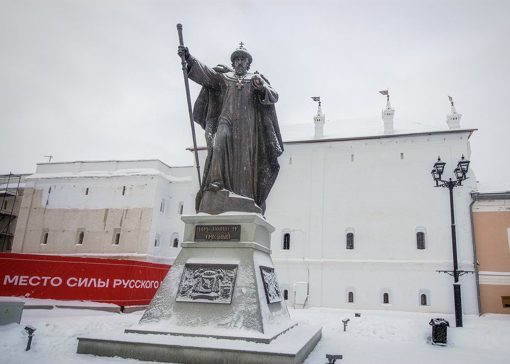 Памятник Ивану Грозному у стен Вологодского кремля