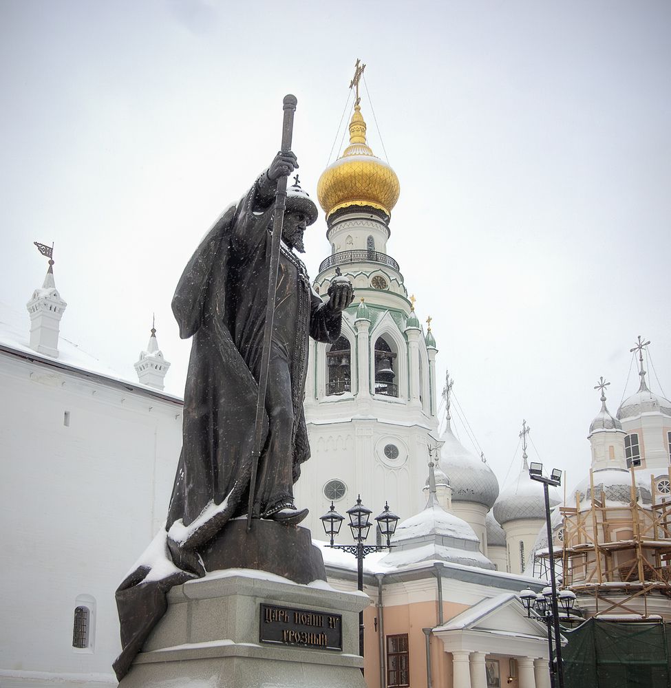 Памятник Ивану Грозному у стен Вологодского кремля