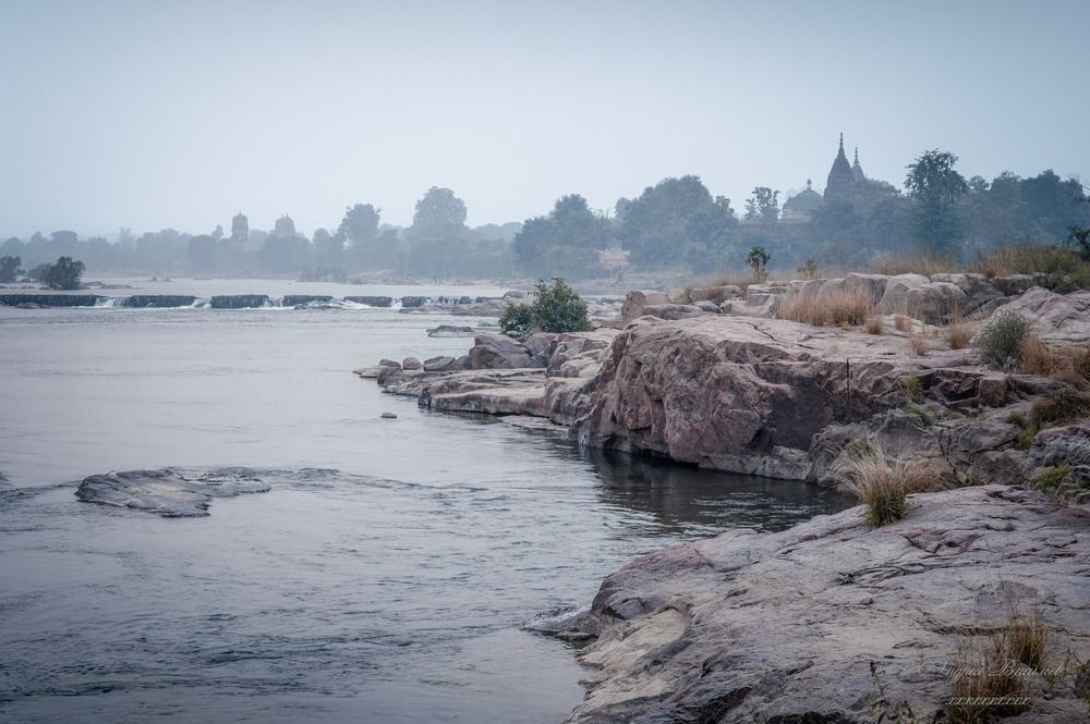 Река Бетва в городе Орчха, Индия.