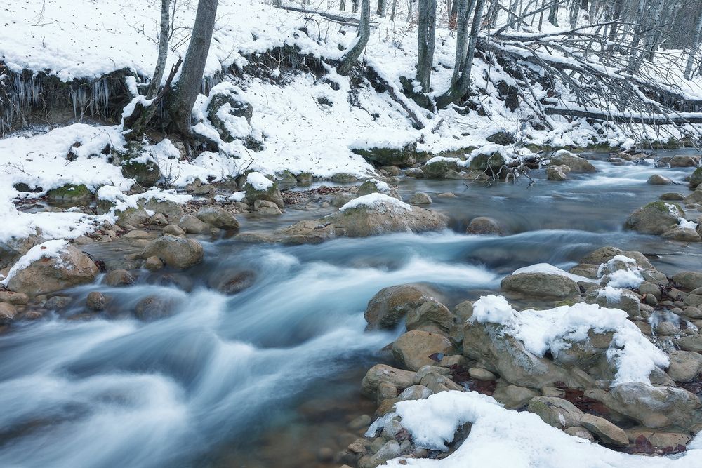 Зимняя речка Коккозка в Большом каньоне Крыма.
