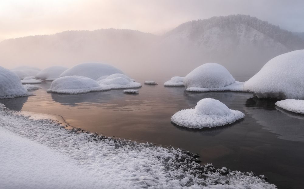 Морозные камни реки