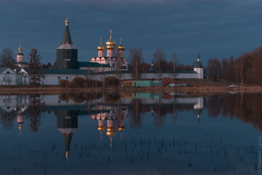 Невыносимо тихая ночь с видом на первую открытую воду этого года и спокойную Иверскую обитель